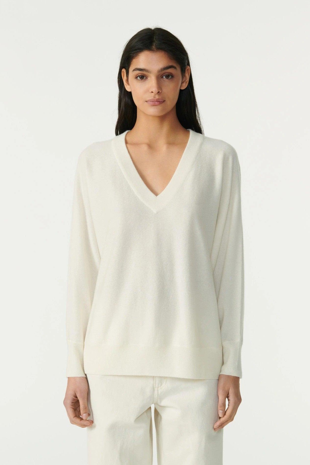 Kujten Cashmere - Line Oversized V - Olive & Bette's